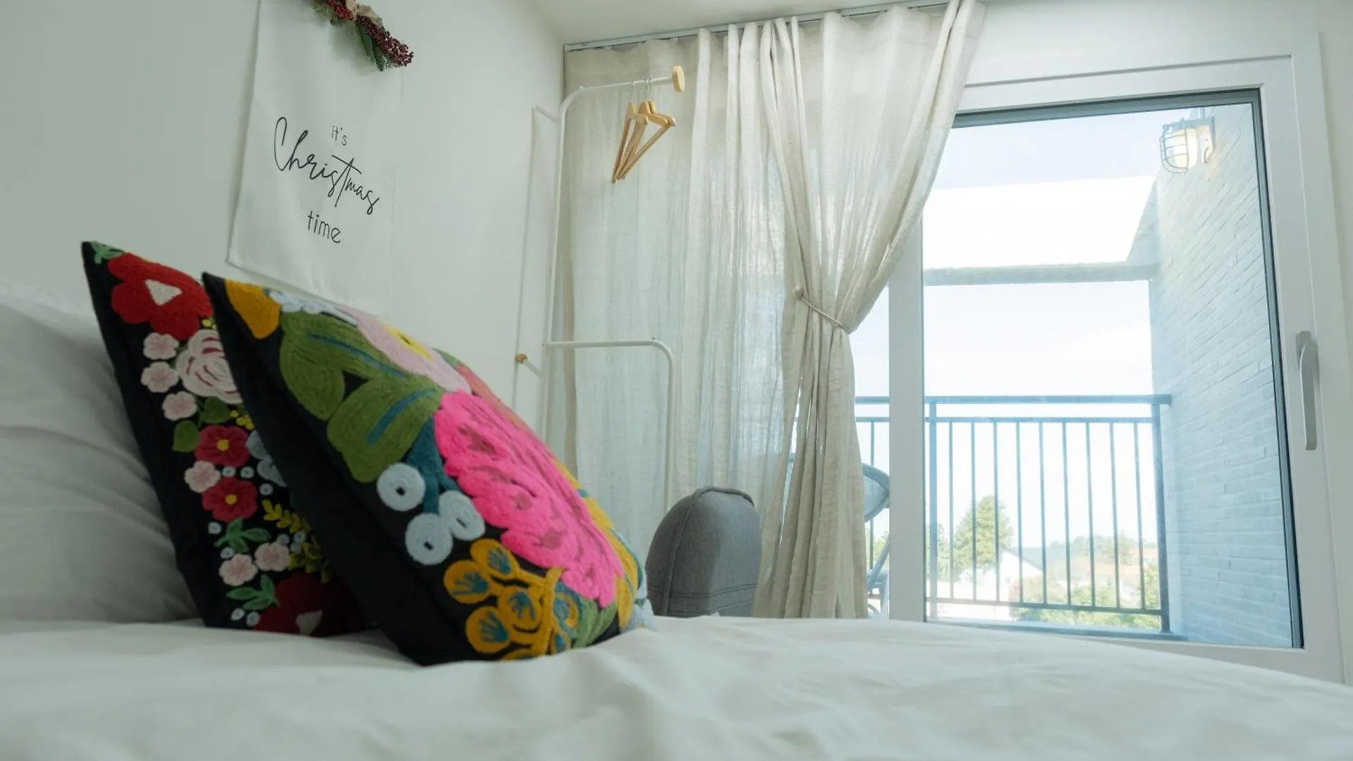 The Stay Christmas Yusuam Csedzsu